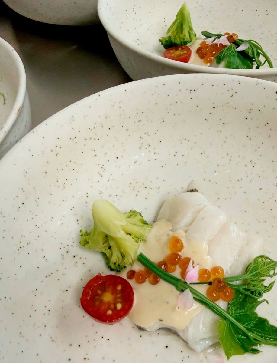 比目魚佐鮭魚卵前菜