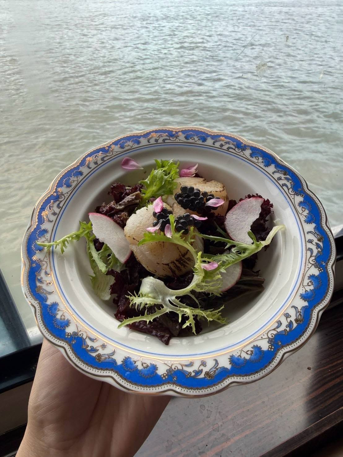 嫩煎干貝魚子醬沙拉