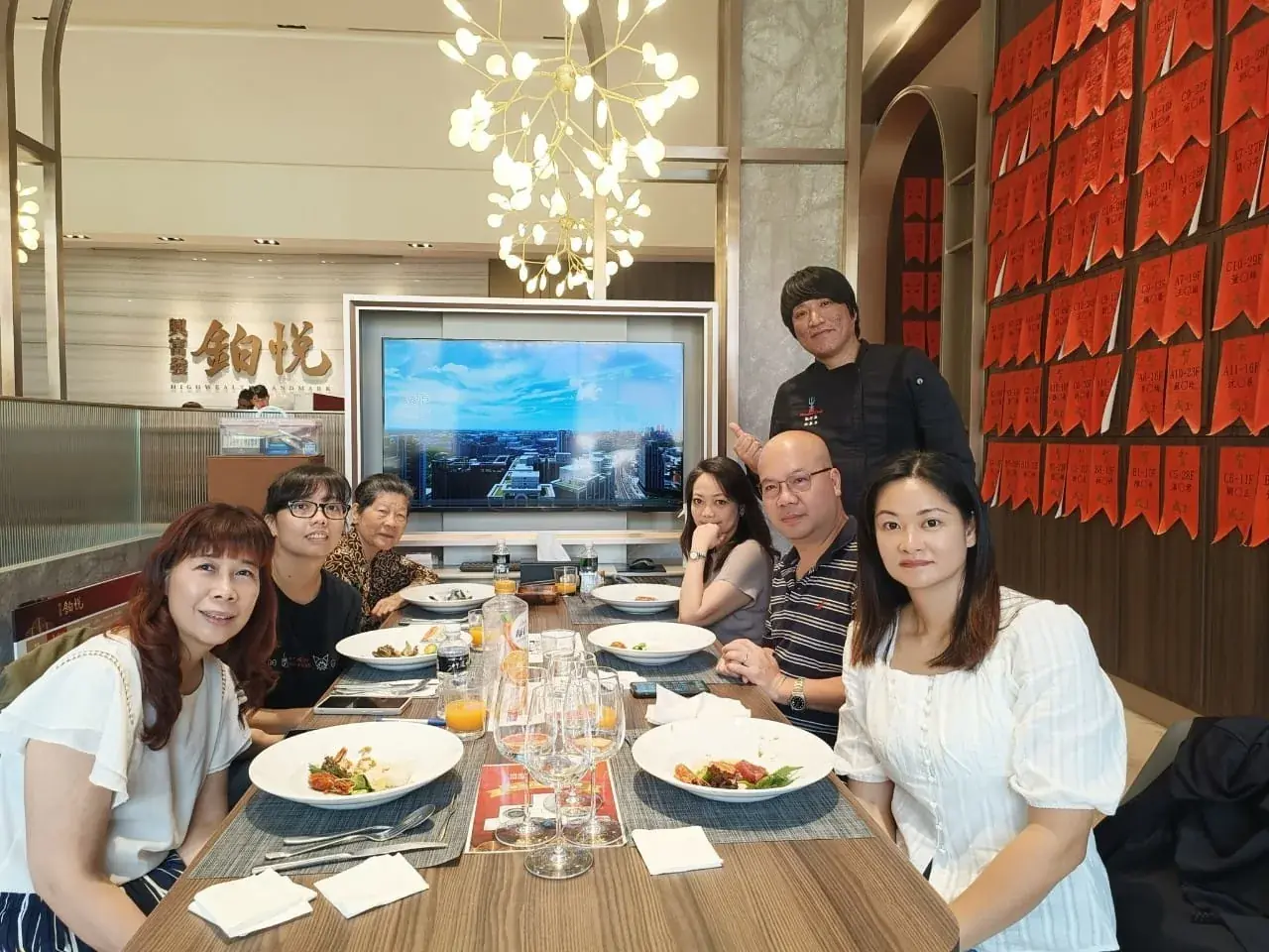 建設公司與客人合照
